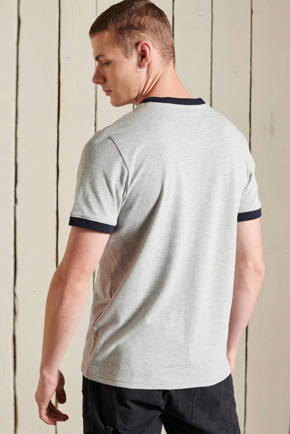 SUPERDRY - Polera Con Ribetes En Contraste Y Logotipo Core American Classic Hombre