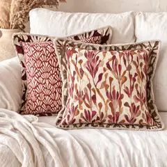 GALDANA - Cojín Reversible Estampado Flores Burdeo Reversible, Estilo mediteraneo, 50x50cm, Algodón, India