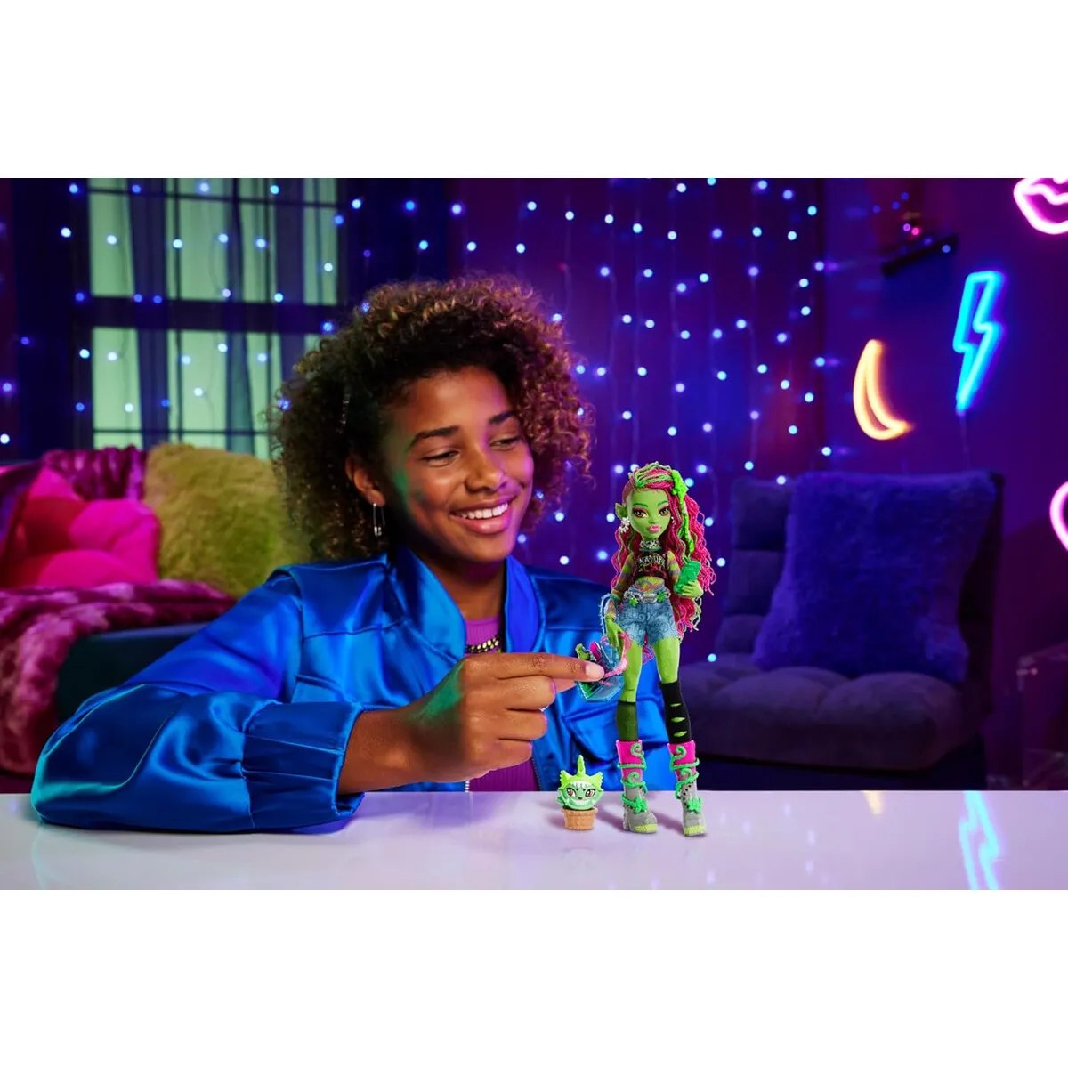 MONSTER HIGH - Muñeca Monster High Venus McFlytrap con Mascota y Accesorios