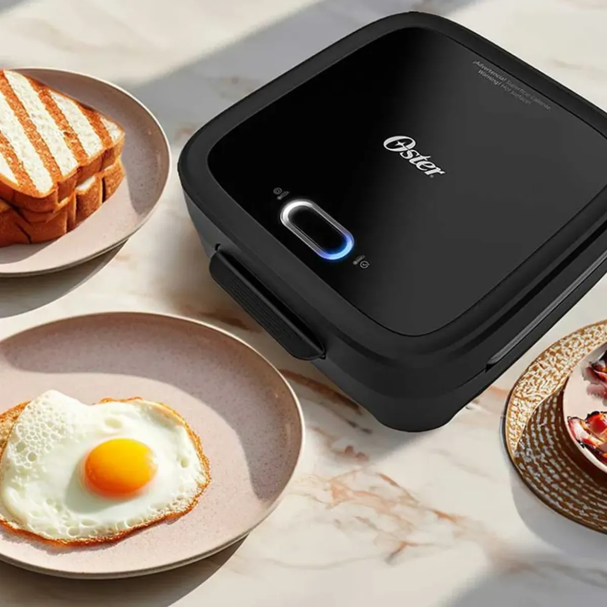 OSTER - Sandwichera Oster Compacta Con Platos Hondos Color Negro