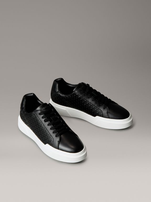 Zapatilla Monograma Relieve Integral Negro