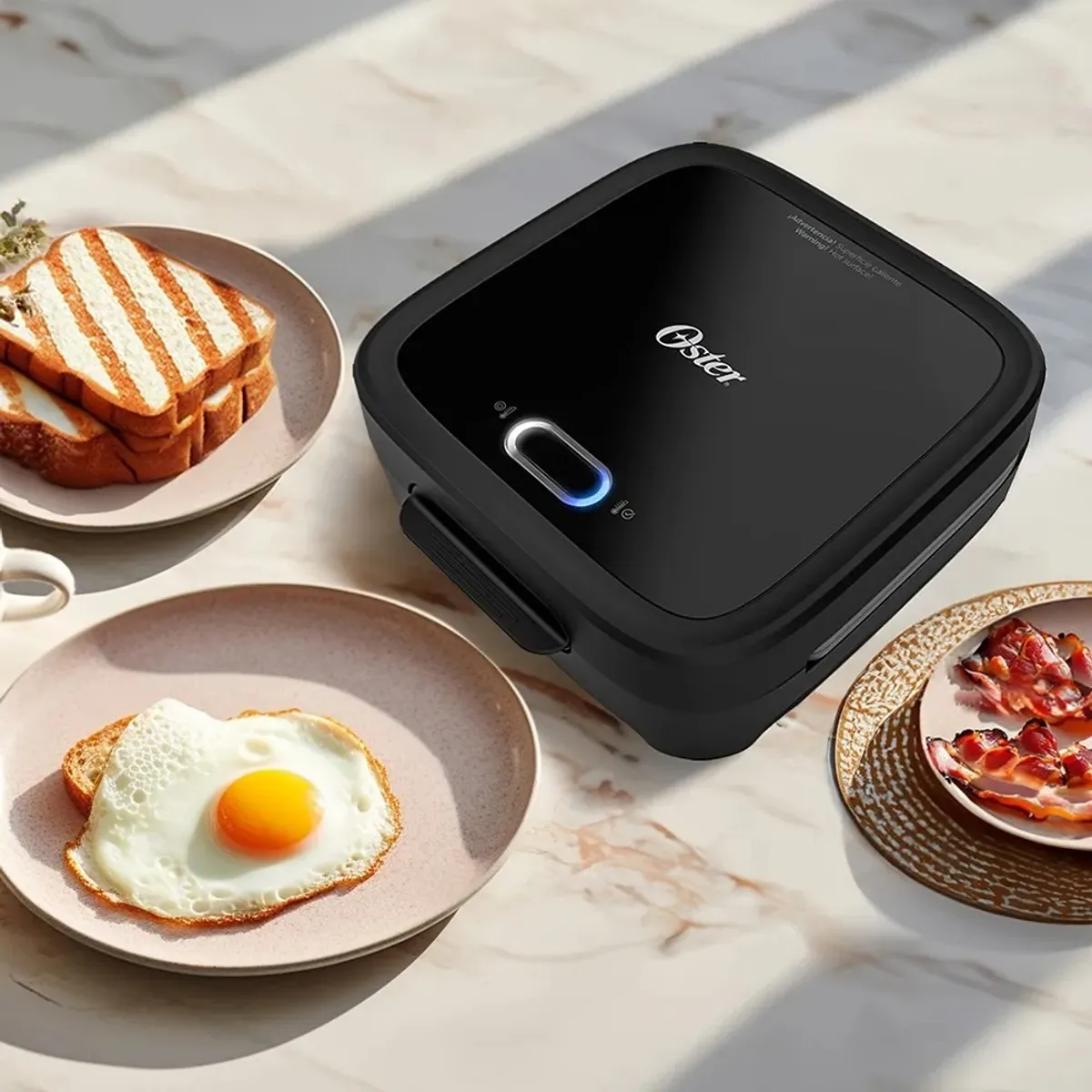 OSTER - Sandwichera Compacta con Platos Hondos Antiadherentes Ideal para Sándwiches Más Rellenos