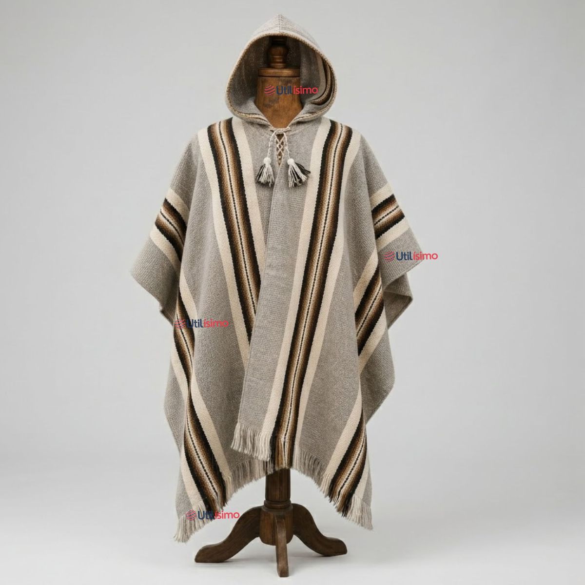 Poncho Mapuche para complementar vestimenta de mujer