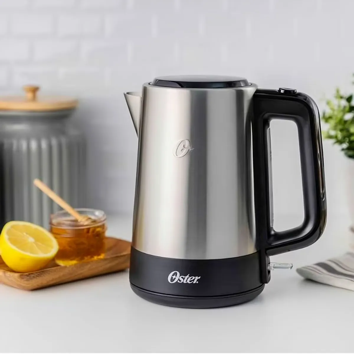 OSTER - Hervidor eléctrico Oster® de acero inoxidable 1700 ml  BVSTKE671