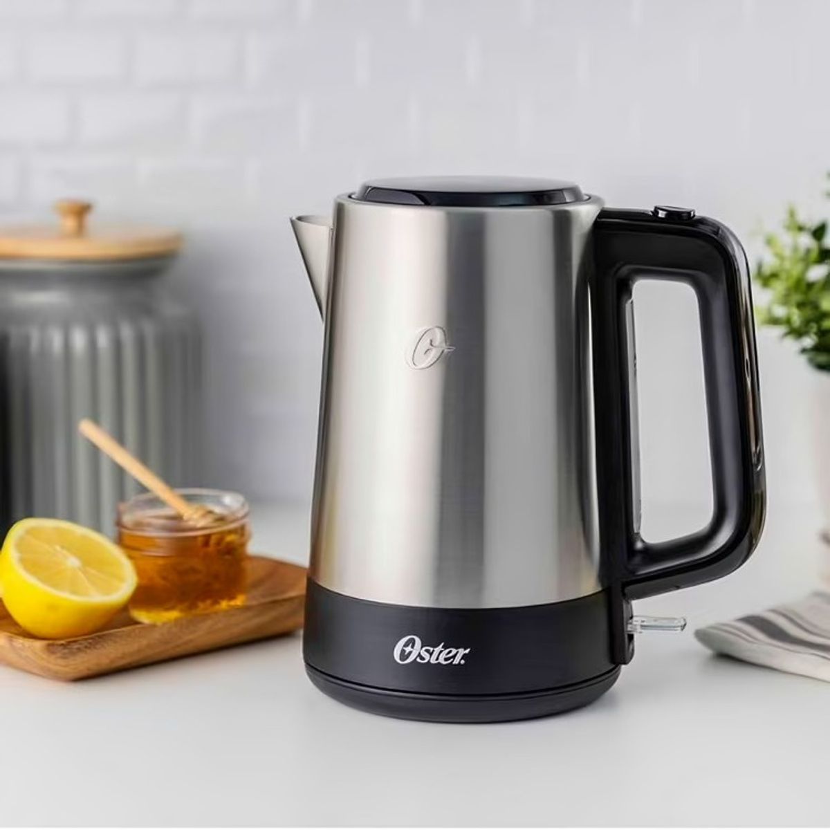 OSTER - Hervidor eléctrico Oster® de acero inoxidable 1700 ml  BVSTKE671