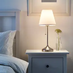 IKEA - Lámpara de mesa ÅRSTID, niquelado/blanco