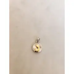 JOYAS VALDES GARCIA - Medalla Virgen Niña nácar, oro laminado y plata 12mm