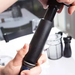 VACUVIN - Set Bomba y 2 Tapones de Vacío para Vino Negro
