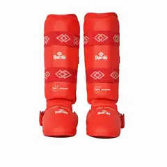 DAEDO - CANILLERA CON EMPEINERA KARATE WKF ROJA