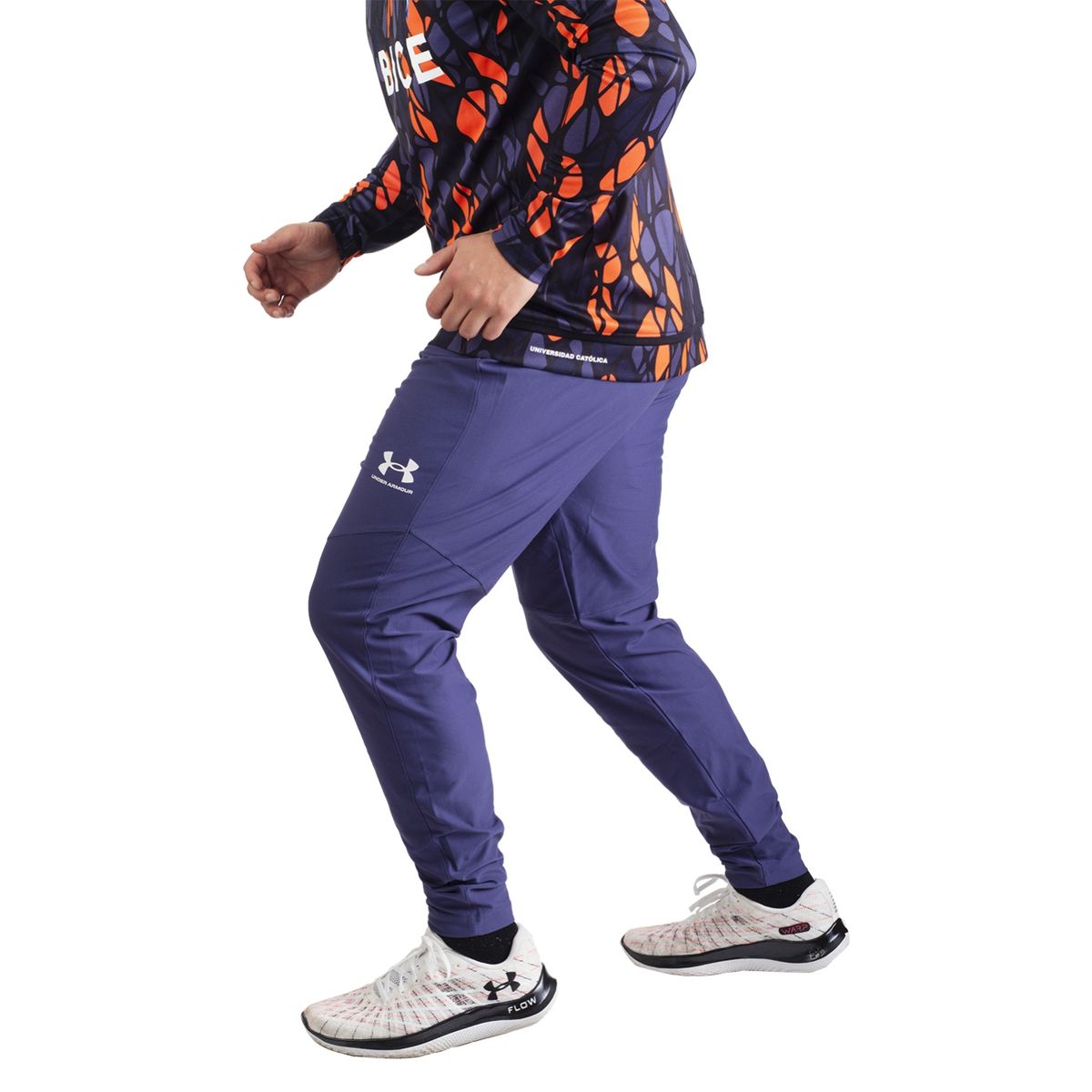 UNDER ARMOUR - Pantalón de Buzo Universidad Católica