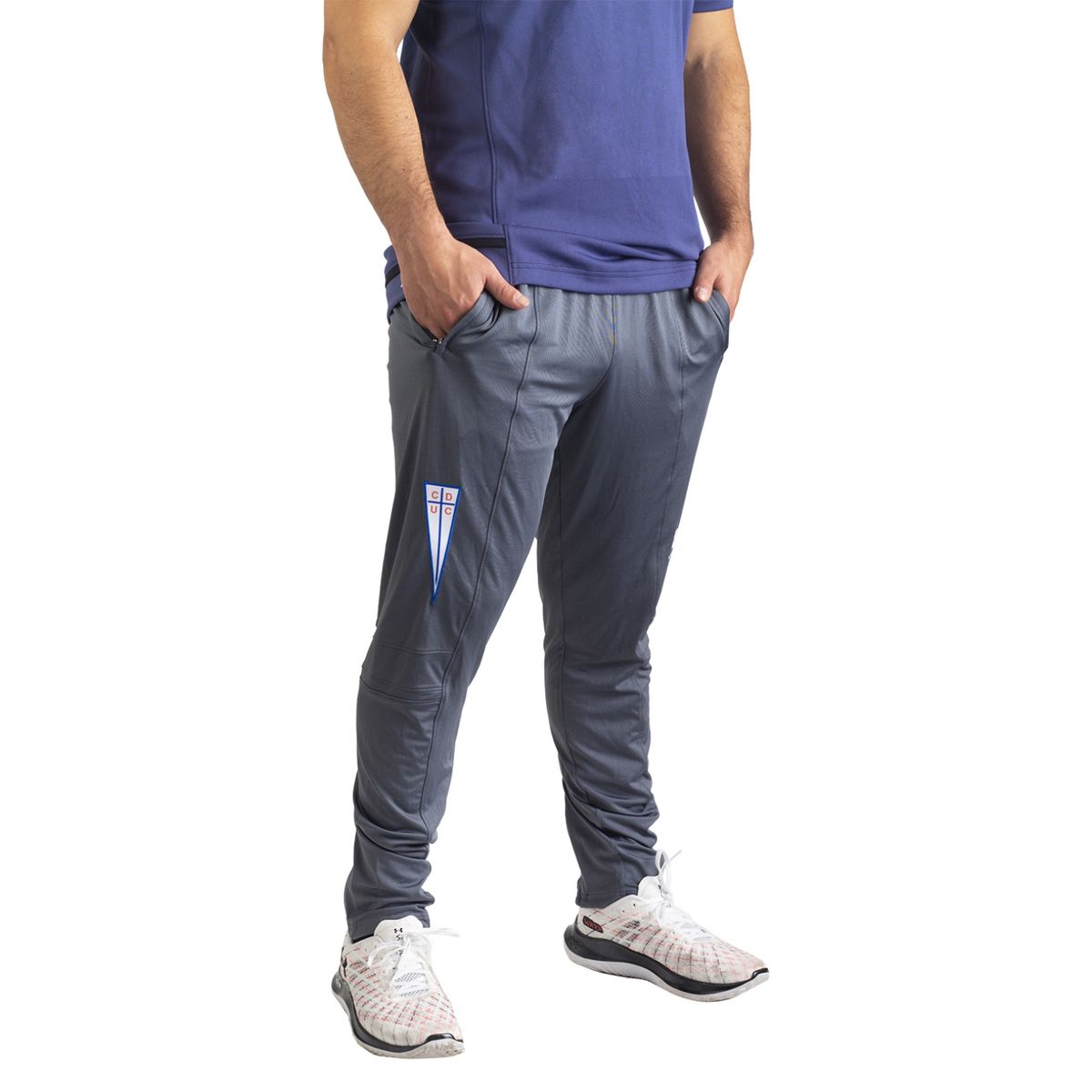 UNDER ARMOUR - Pantalón de Buzo Universidad Católica