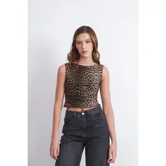 NICOPOLY - Polera Malla Sin Mangas Animal Print Café Mujer