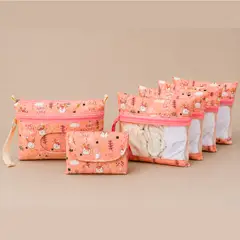 ELAB PROPIA - Kit Maternal Organizacion, Pañalera Bebe + Mudador + 4 Estuche Ropa - Color Coral