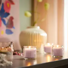 IKEA - Vela aromática en vaso HÖKGÖK, flores rosa Rosado claro, 12 hr