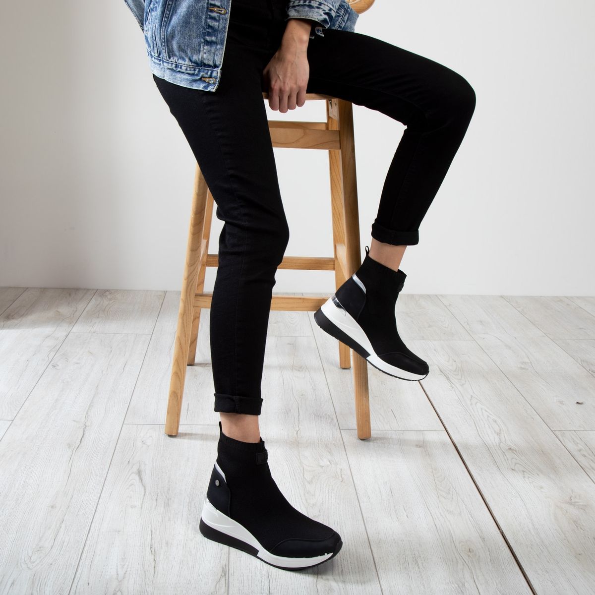 XTI - Zapatilla Urbana Mujer Cuero Negro Xti