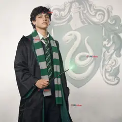 UTILISIMO - Disfraz Mago Verde Con Capa + Bufanda + Corbata + Varita Slytherin Juvenil