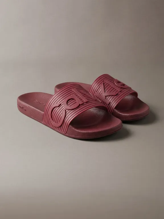 Sandalias con Logo en Textura Burdeo
