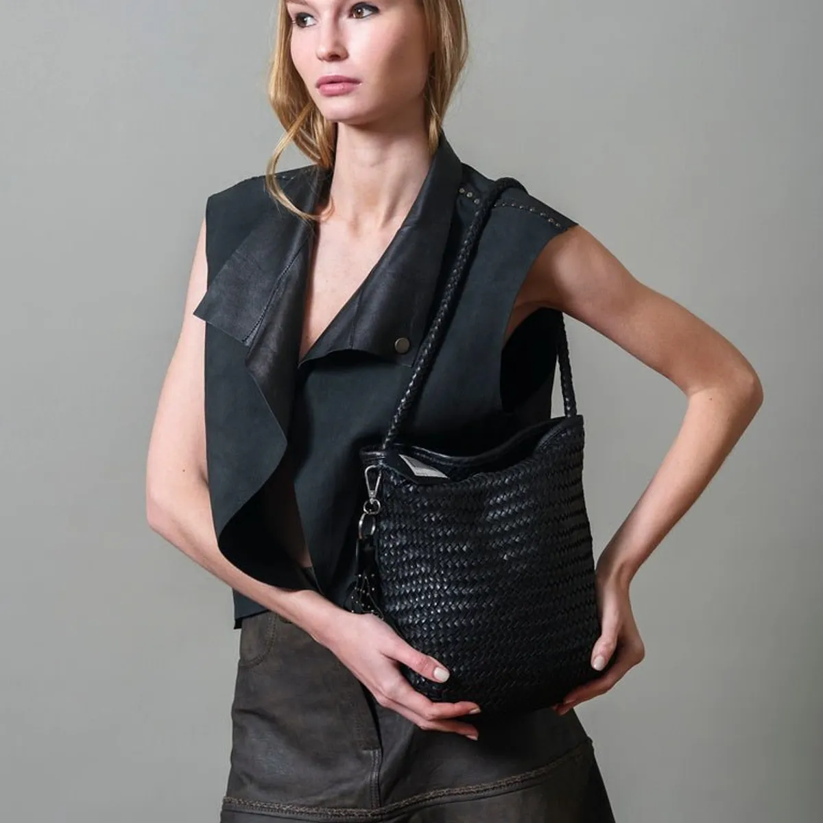 BOR Cartera Mediana Trenzada Cuero Bor Mujer Color Negro | Falabella Chile
