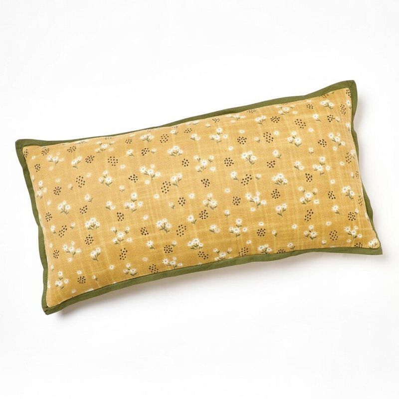 LOUNGE - Cojín 30 X 60 cm Rectangular Flores Lounge Mostaza