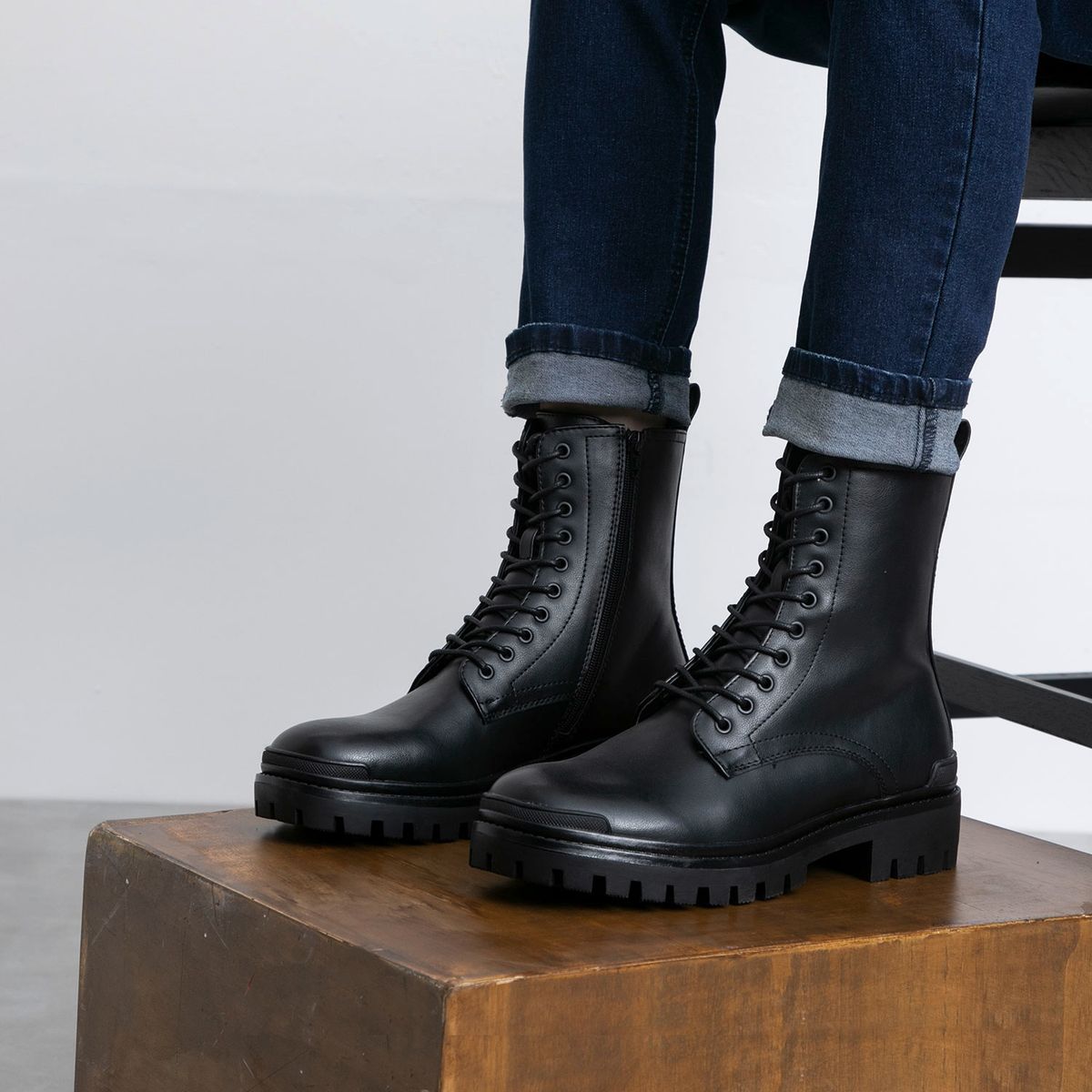 CALL IT SPRING - Boín Hombre Negro Call It Spring