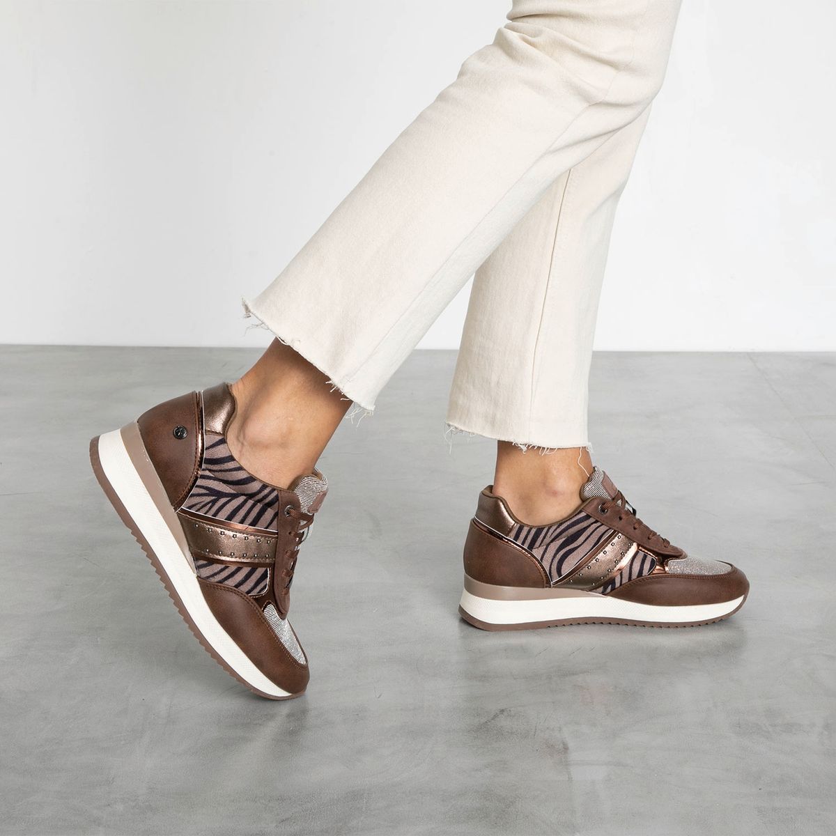 XTI - Zapatilla Urbana Mujer Café Xti