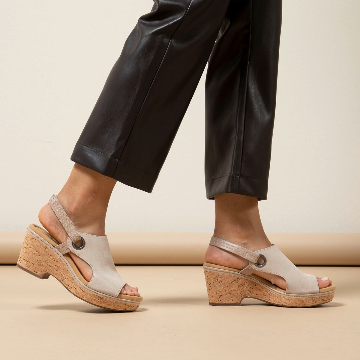 CLARKS - Sandalia Mujer Cuero Beige Clarks