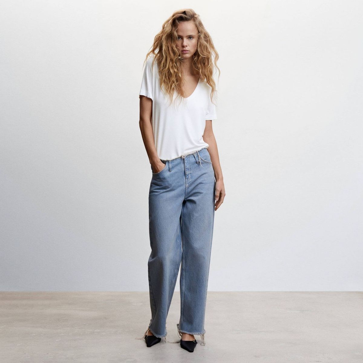 MANGO - Polera Fluida Escote Pico Mujer Mango