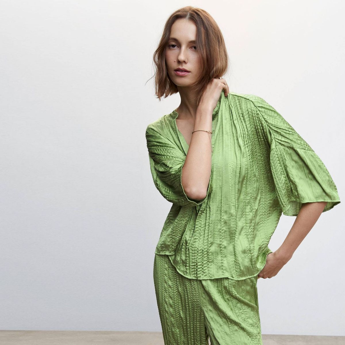 MANGO - Blusa Plisada Satinada Mujer Mango