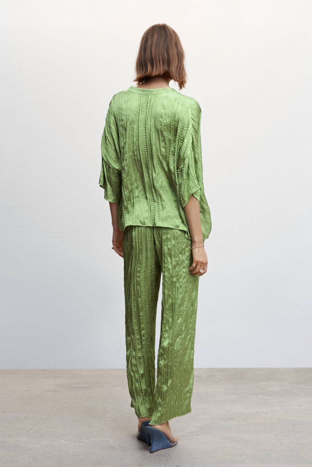 MANGO - Pantalón Plisado Satinado Mujer Mango