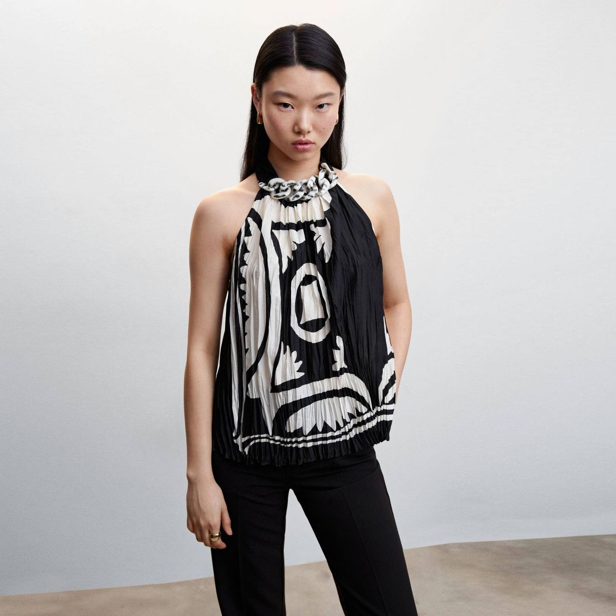 MANGO - Blusa Plisada Detalle Cadena Mujer Mango