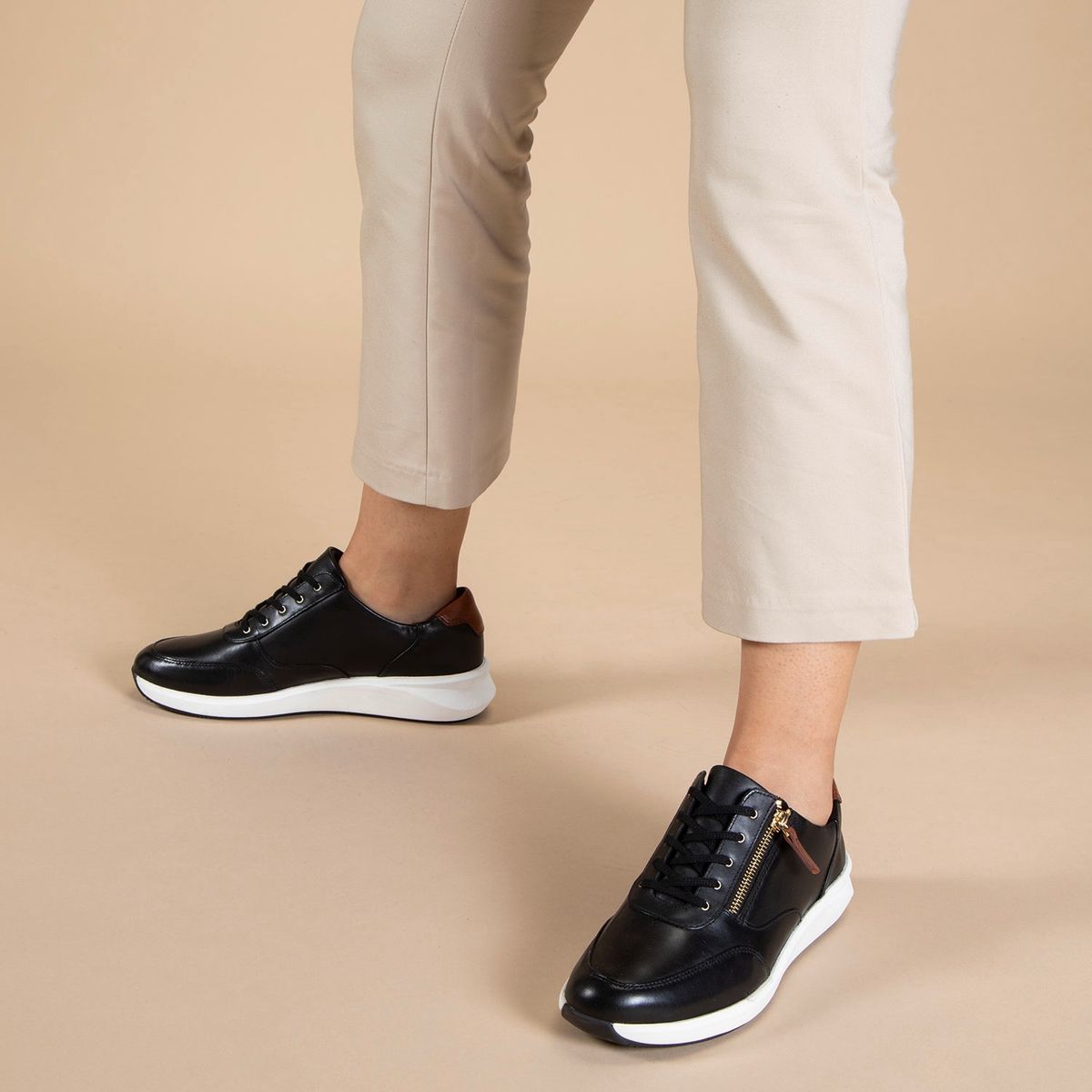 CLARKS - Zapatilla Urbana Mujer Cuero Negro Clarks