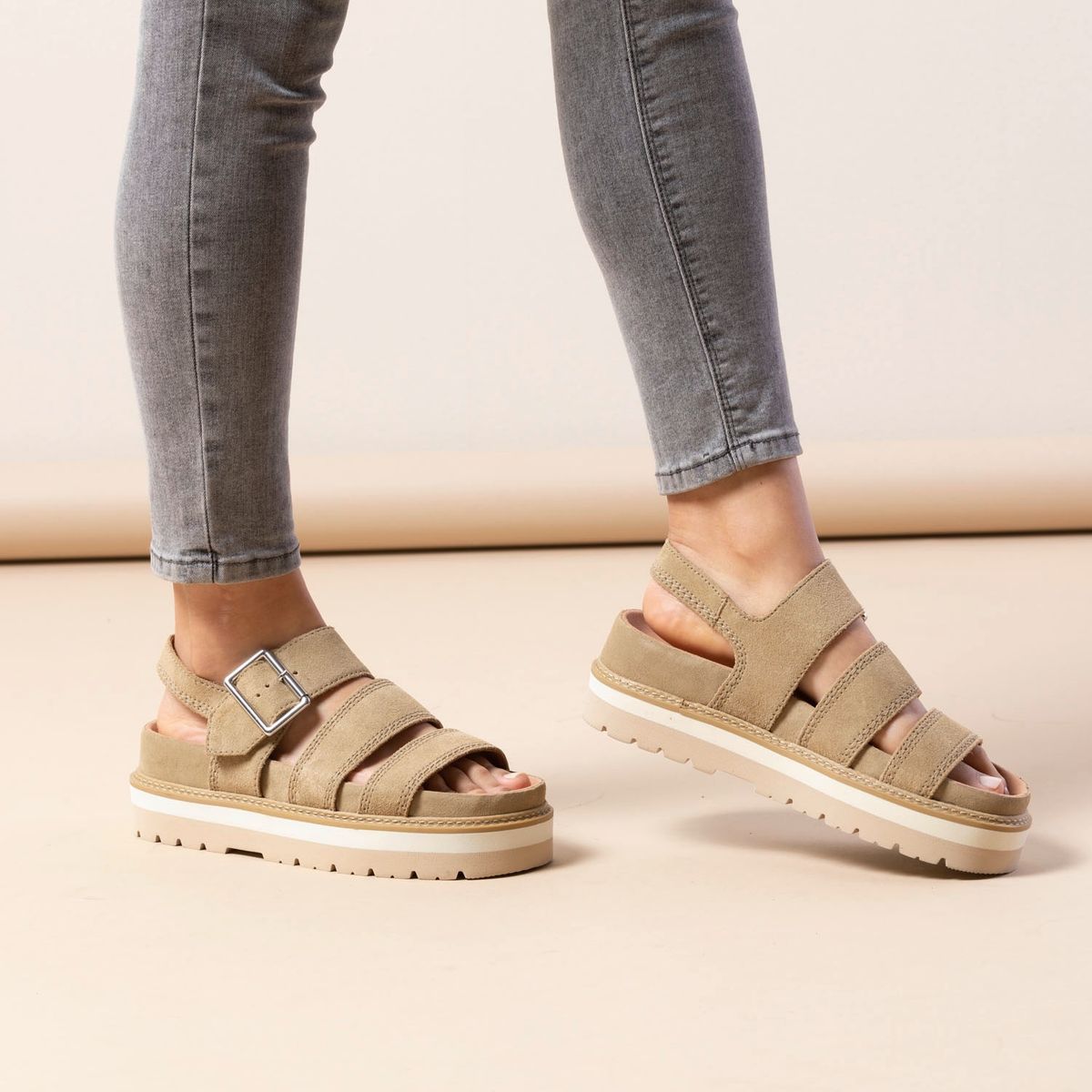 CLARKS - Sandalia Mujer Gamuza Beige Clarks