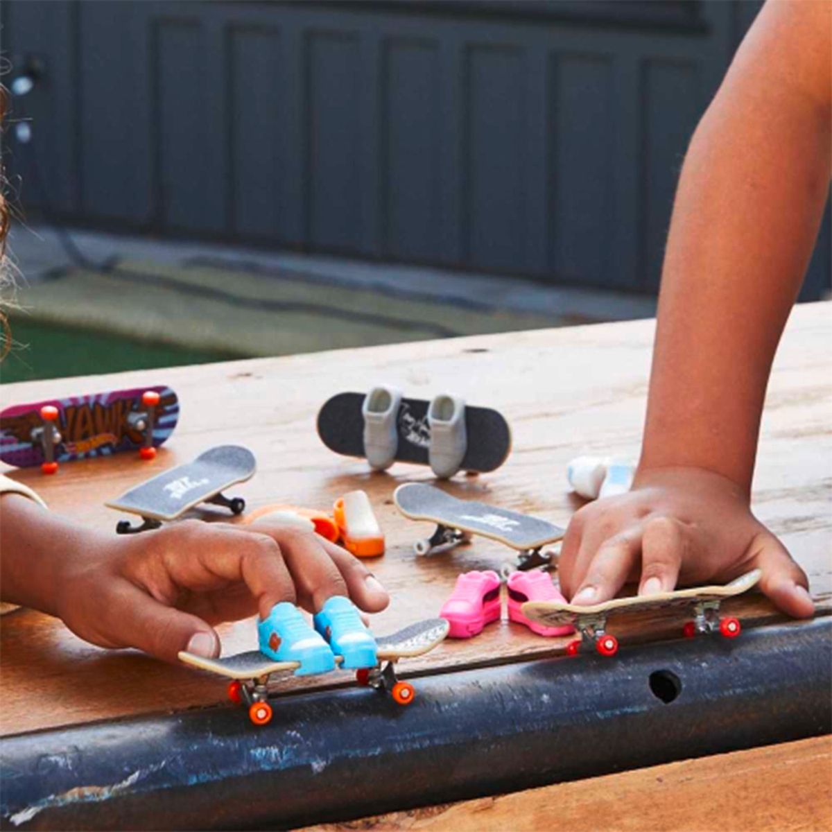 HOT WHEELS - Patineta Con Tenis De Skate (Contiene Producto Al Azar Del Surtido) Hot Wheels