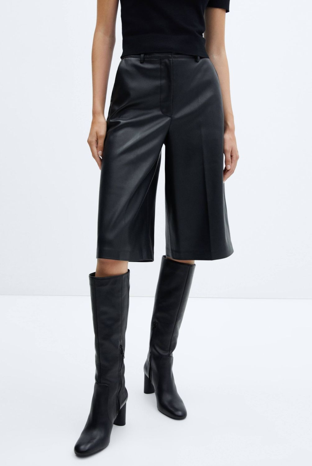 MANGO - Bermudas Efecto Piel Mujer Mango