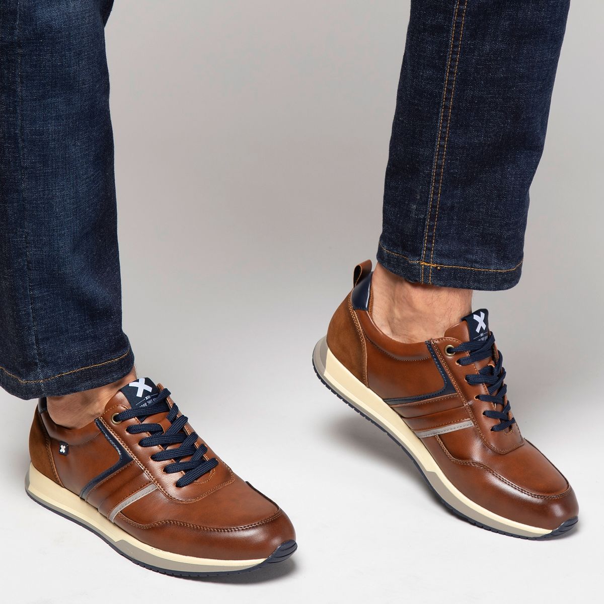 XTI - Zapatilla Urbana Hombre Café Xti