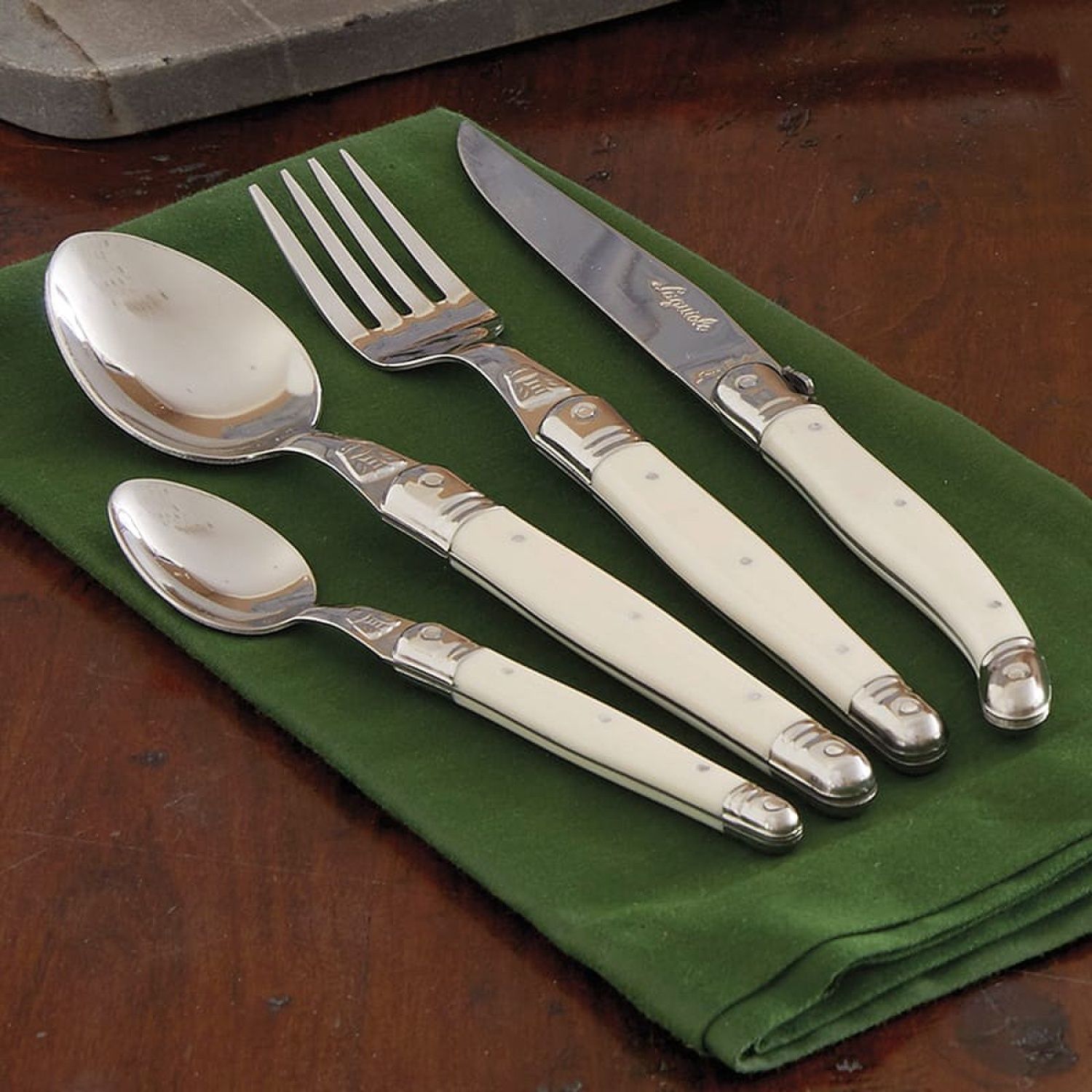 Cubiertos y Piezas de Servir