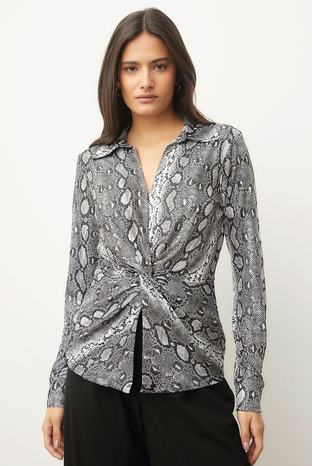 MICHAELKOR - Blusa Lisa Manga Larga Animal Print Mujer Michaelkor
