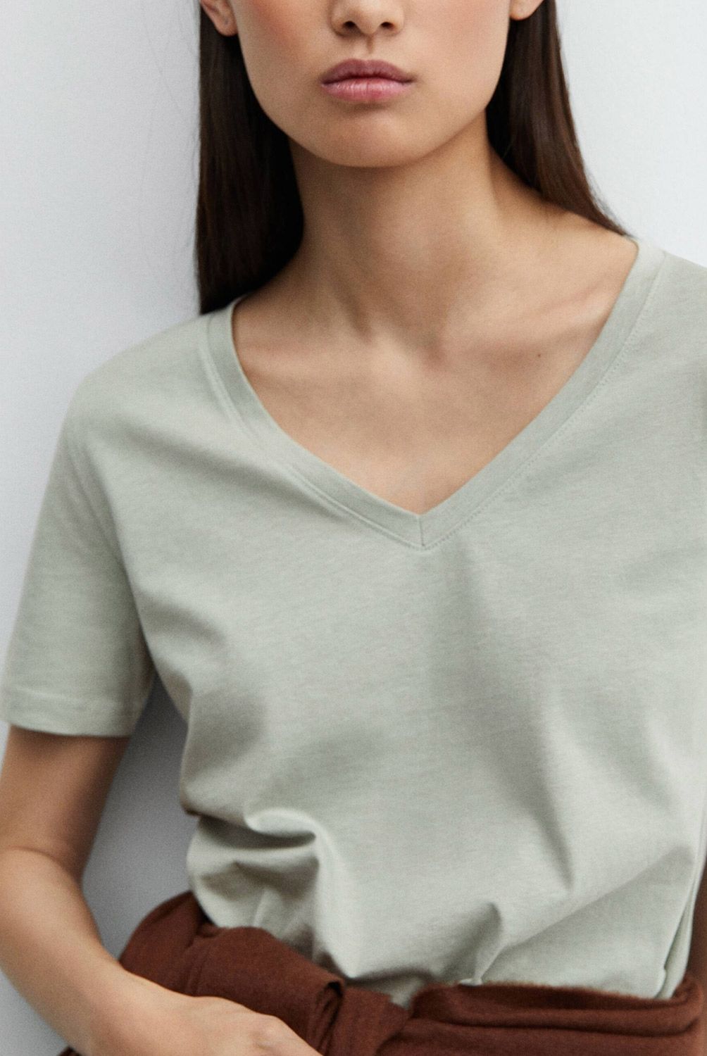 MANGO - Polera Cuello Pico Algodón Manga Corta Mujer Mango