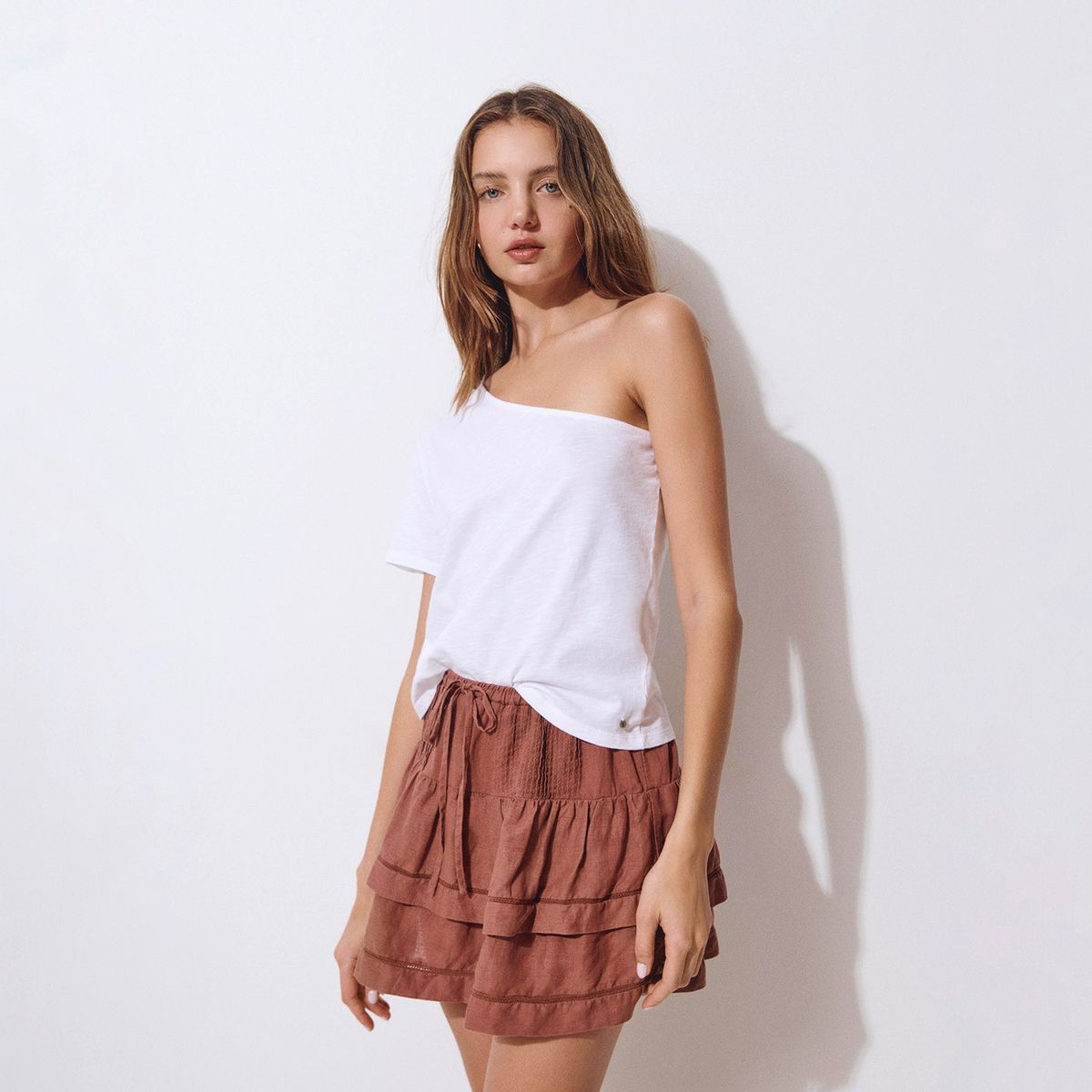 BROWNIE - Camiseta Asimétrica Manga Corta Mujer Brownie