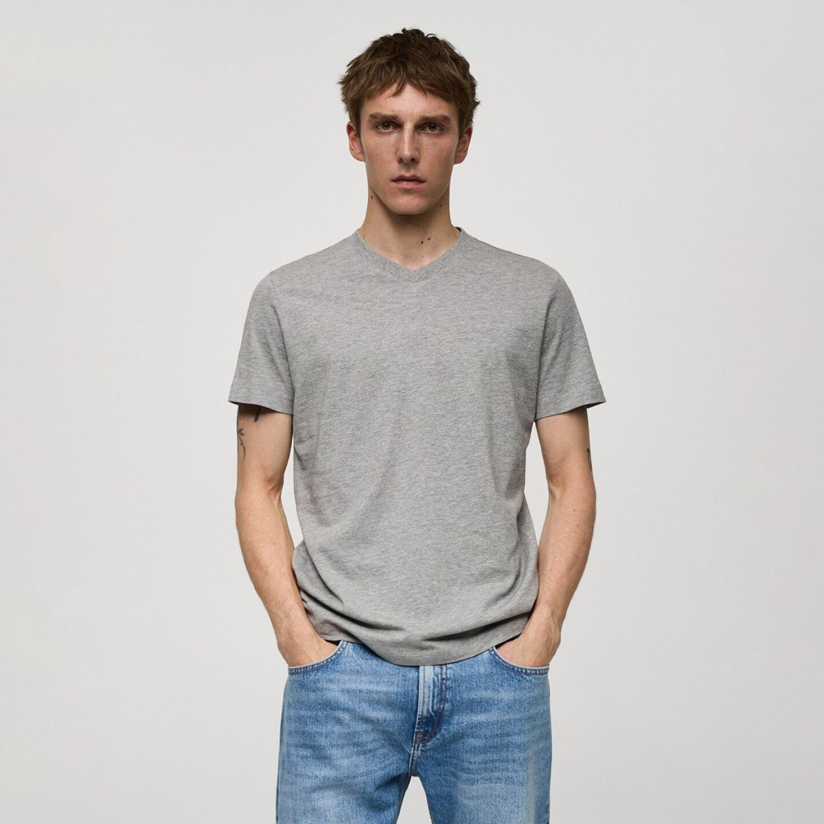 MANGO MAN - Polera Chelsea Manga Corta 100% Algodón Cuello En V Hombre Mango Man