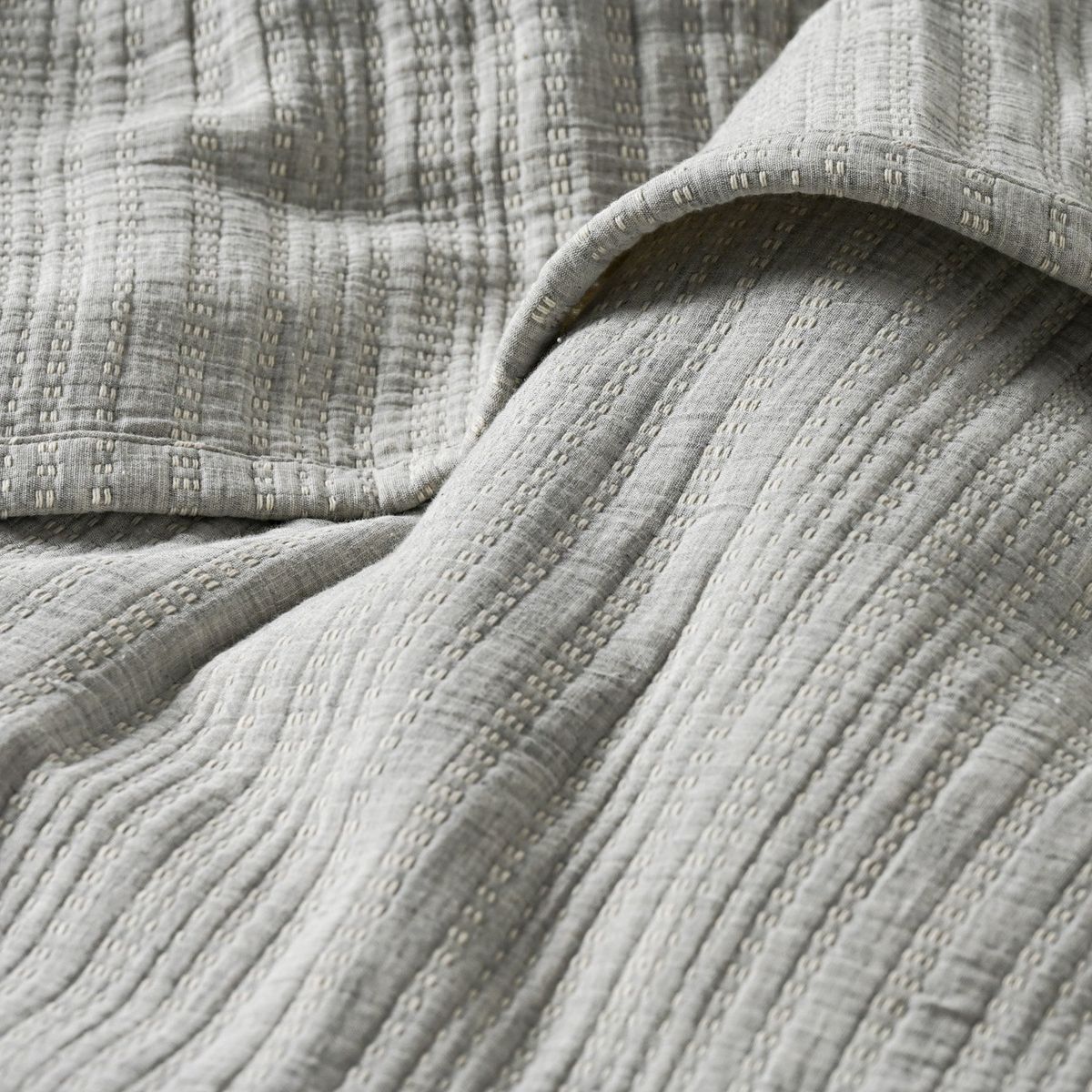 ROYAL SUPREME - Cubrecama Microfibra Grooves 1.5 Plazas Royal Supreme