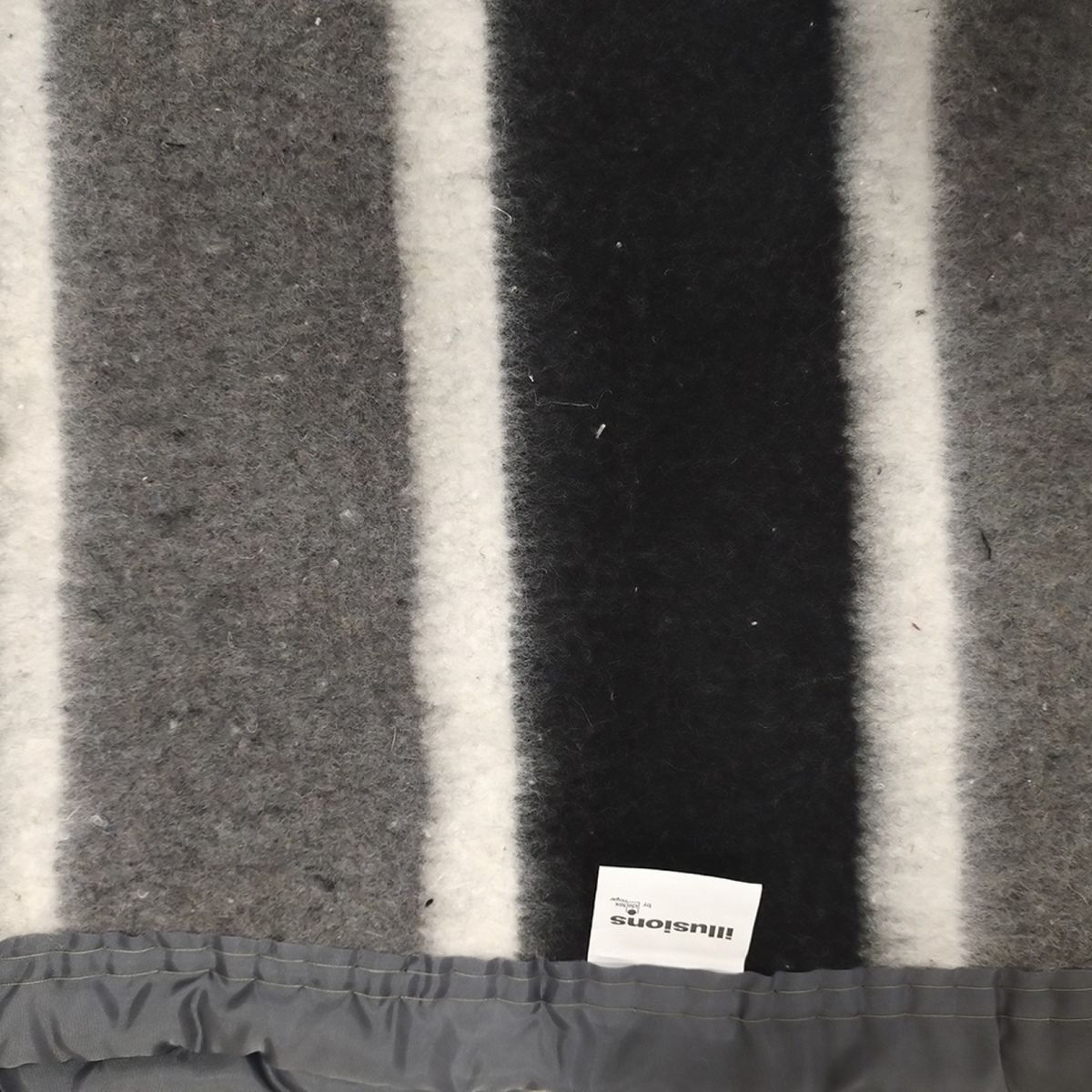 ILLUSIONS - Frazada Jacquard Gris Illusions