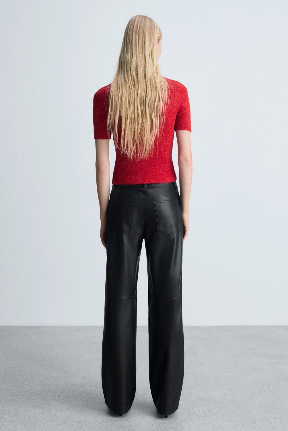 MANGO - Pantalón Tiro Medio Efecto Piel Mujer Mango