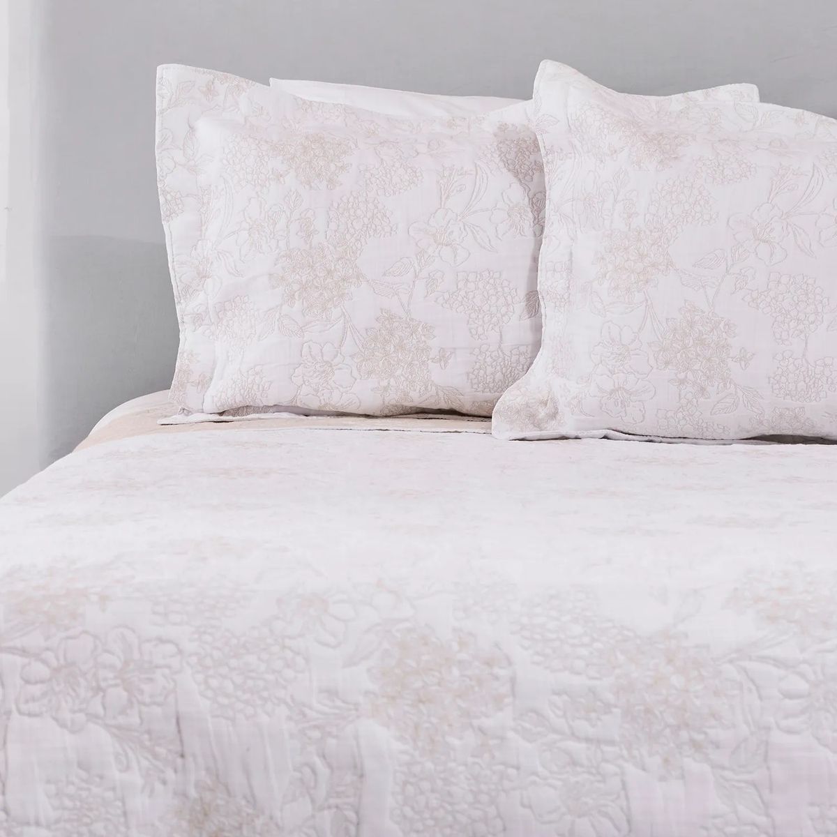 NINA HERRERA - Colcha Jacquard Hortensia Beige 2 Plazas Nina Herrera
