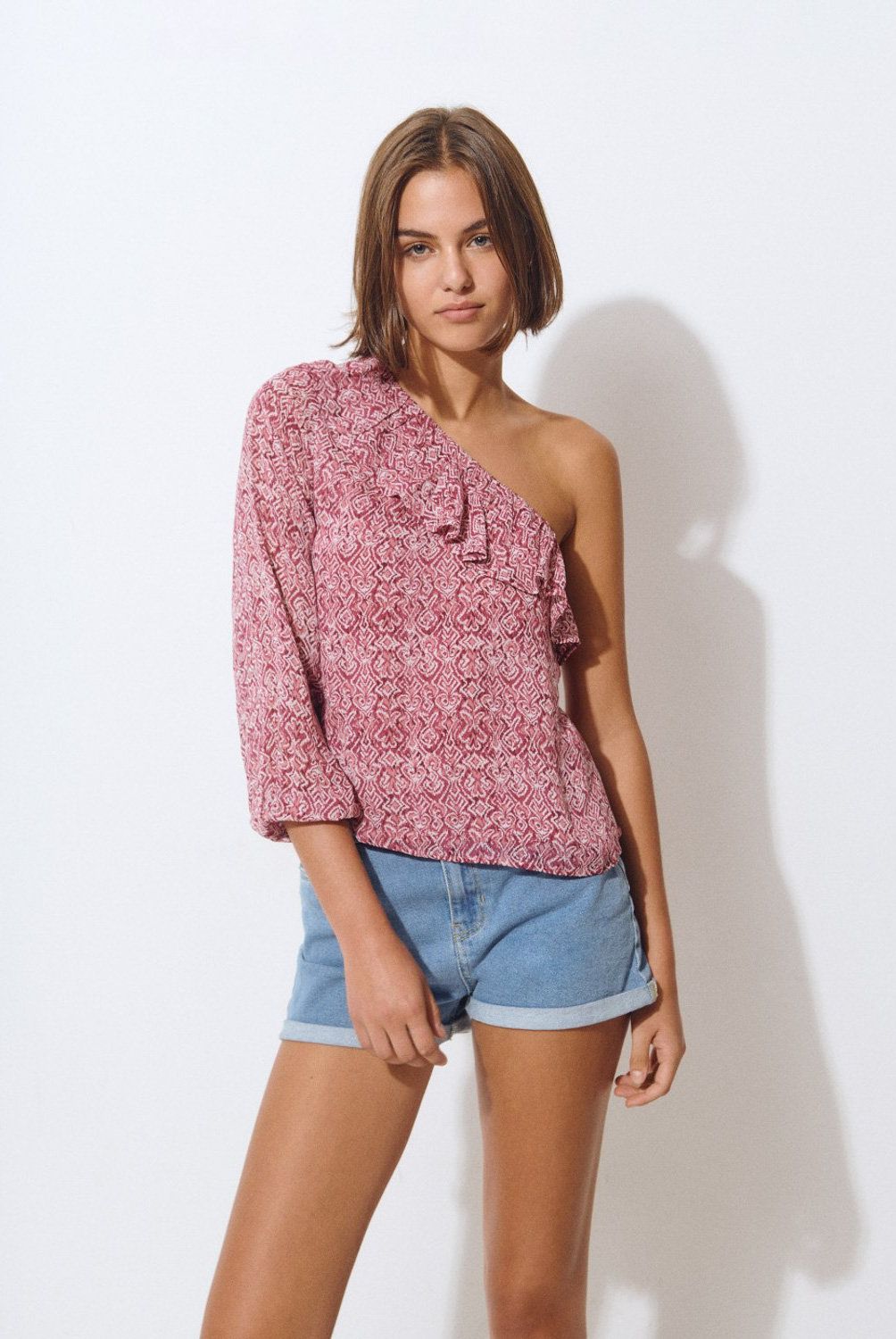 BROWNIE - Blusa Asimetrica Volante Estampada Mujer Brownie