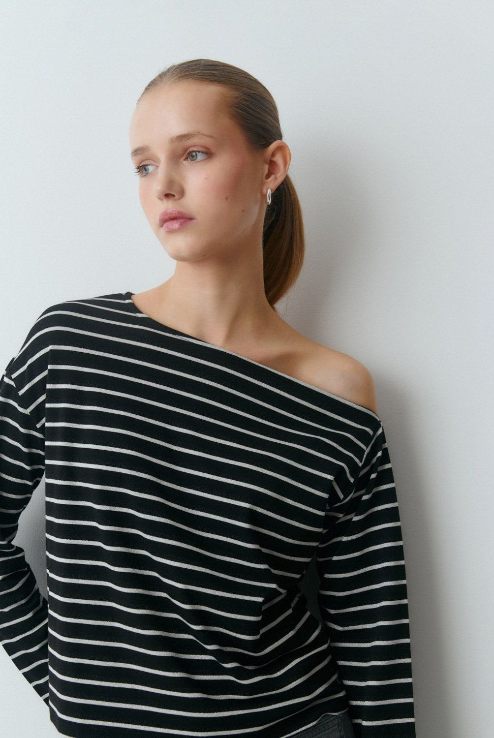 BROWNIE - Polera Raya Lurex Escote Barco Mujer Brownie