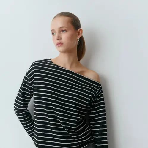 BROWNIE - Polera Raya Lurex Escote Barco Mujer