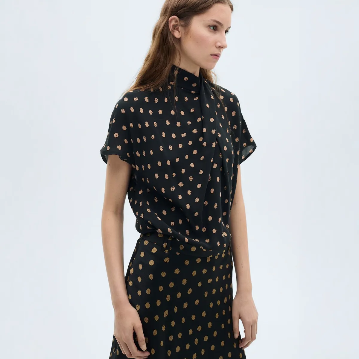 MANGO - Blusa Topos Cuello Drapeado Mujer Mango