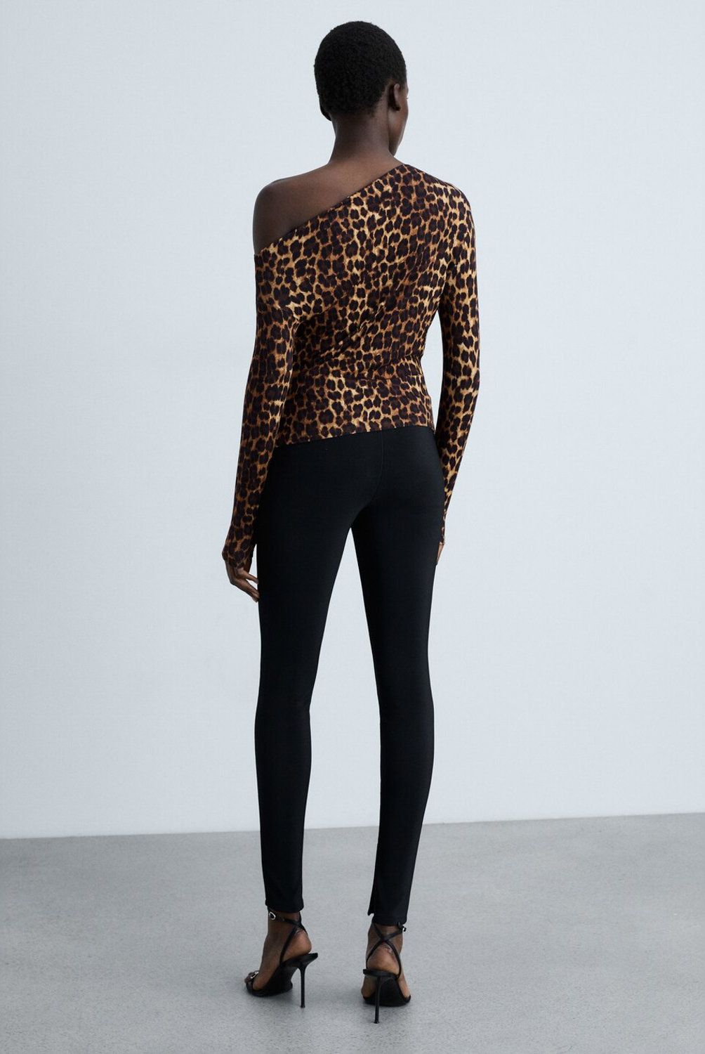 MANGO - Polera Leopardo Cuello Asimétrico Mujar Mango