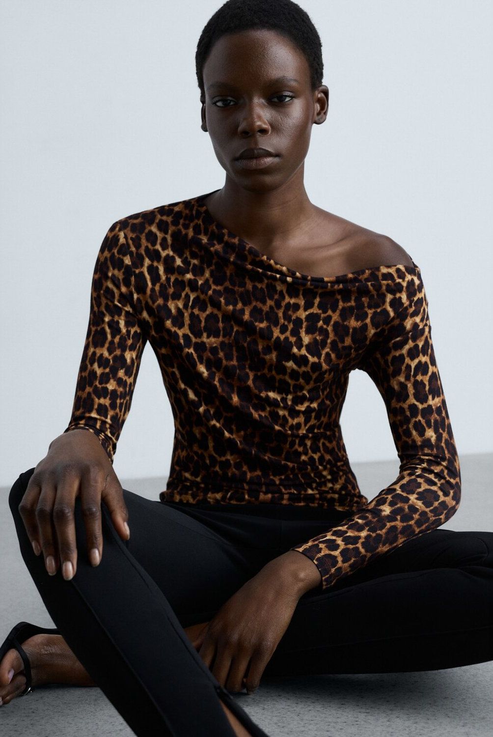MANGO - Polera Leopardo Cuello Asimétrico Mujar Mango